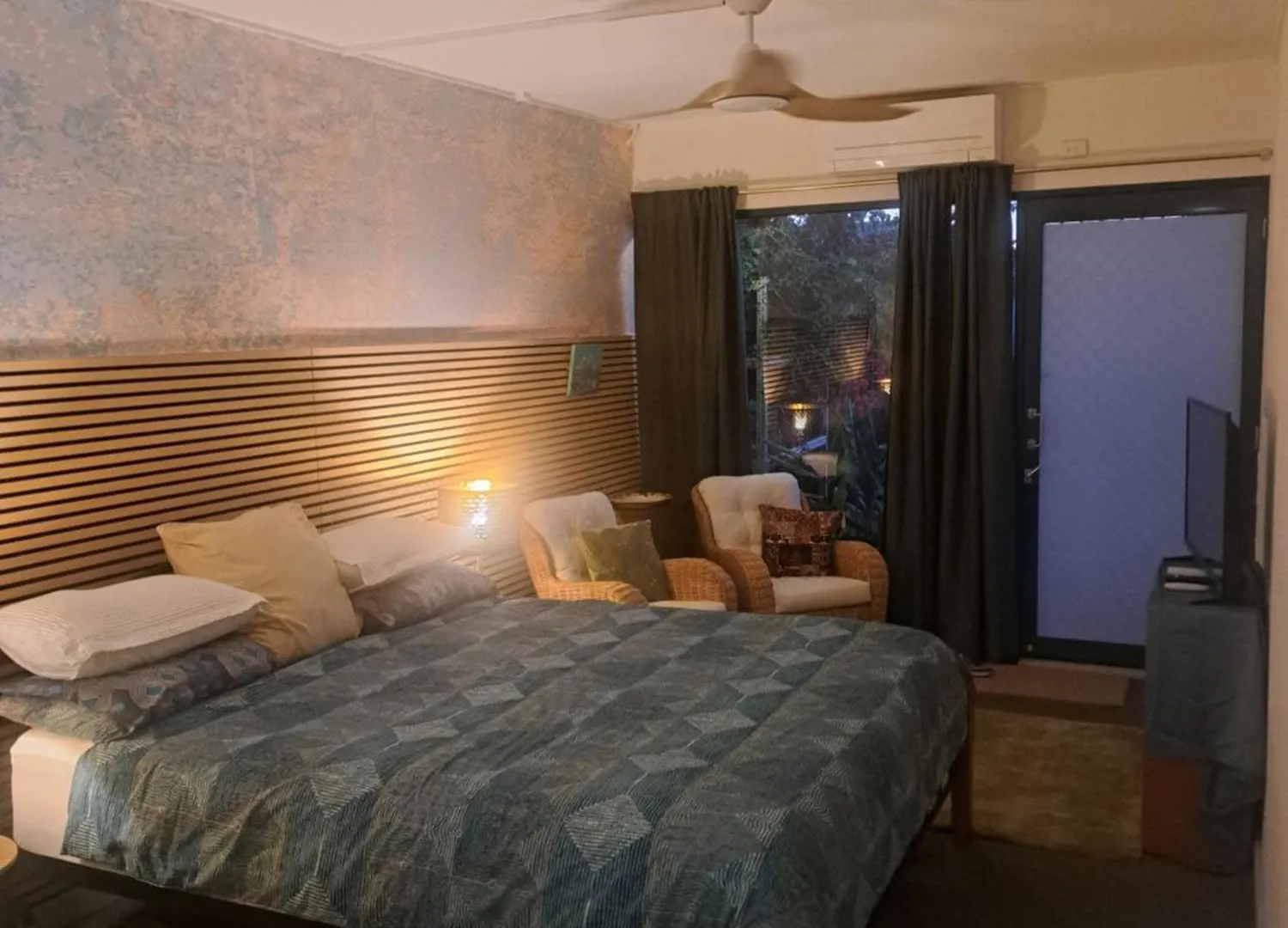 Bed & Breakfast Brisbane 1960S Pool House - Hosted Bed And Breakfast